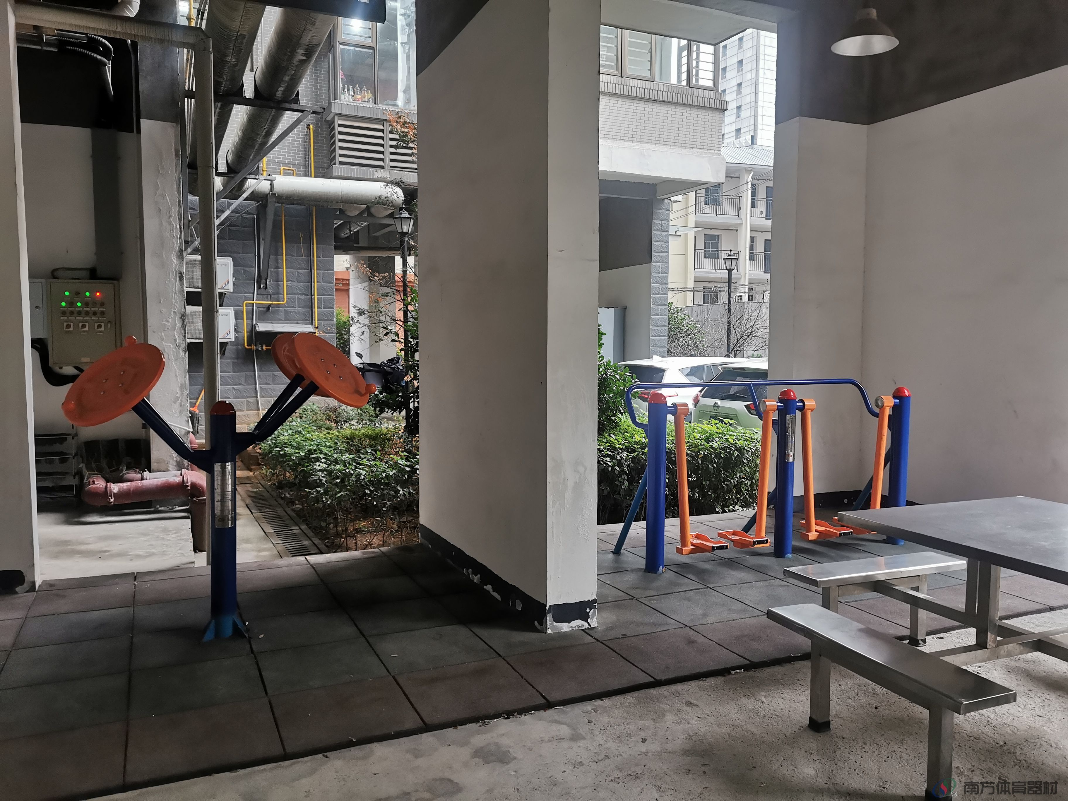 湖南省长沙市开福区望麓园街道水风井社区居委会开福区望麓园园街道水风井社区衡清里4号望麓大厦架空层全民健身路径工程